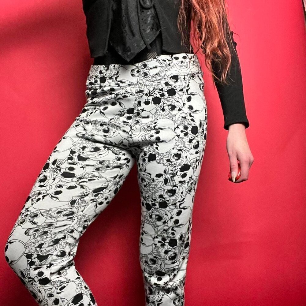 Just cozy / Black and white leggings with skulls all over 🤍🖤